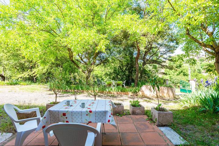 Ganze Wohnung, Landhaus „Villa Rose“ mit Terrasse und gemeinsamem Garten in Montagnac-Montpezat, Alpes-de-Haute-Provence