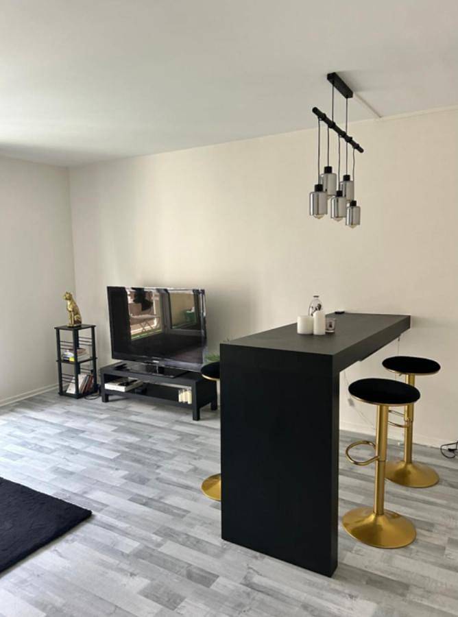 Location de vacances pour 4 personnes, avec Balcon et Terrasse ainsi que Jardin et Vue sur le lac à Courbevoie