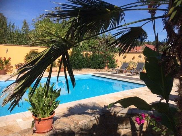 Gîte pour 4 personnes, avec Terrasse ainsi que Jardin et Piscine