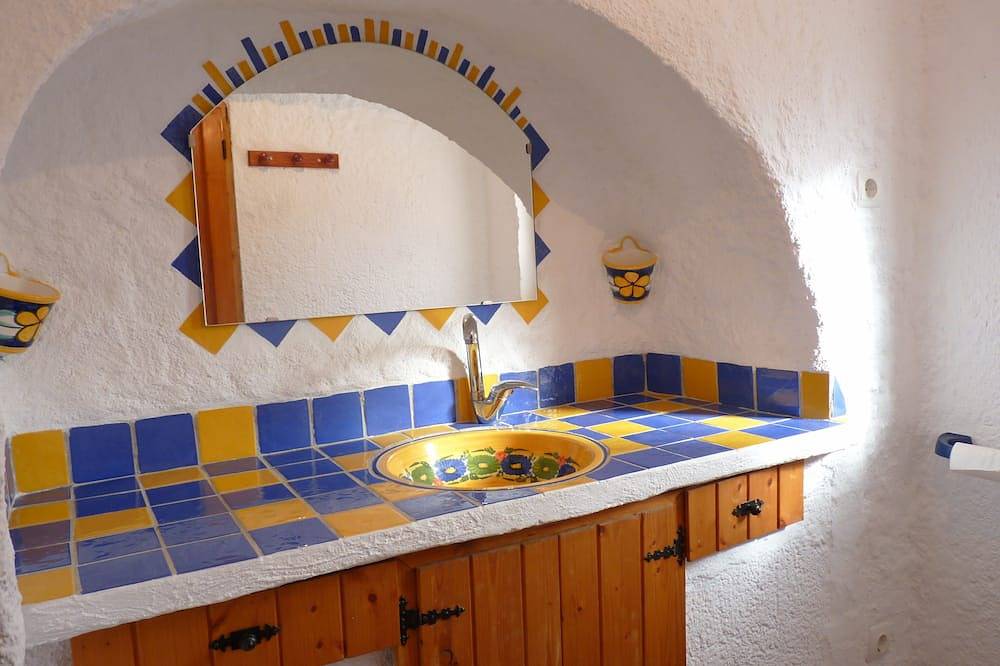 Casa cueva con patio amplio y barbacoa; aparcamiento privado y cerrado in Guadix, Geoparque de Granada