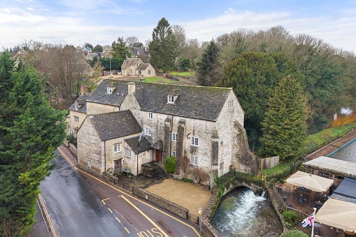 Cottage for 12 people, with terrace and garden, with pets in Bibury