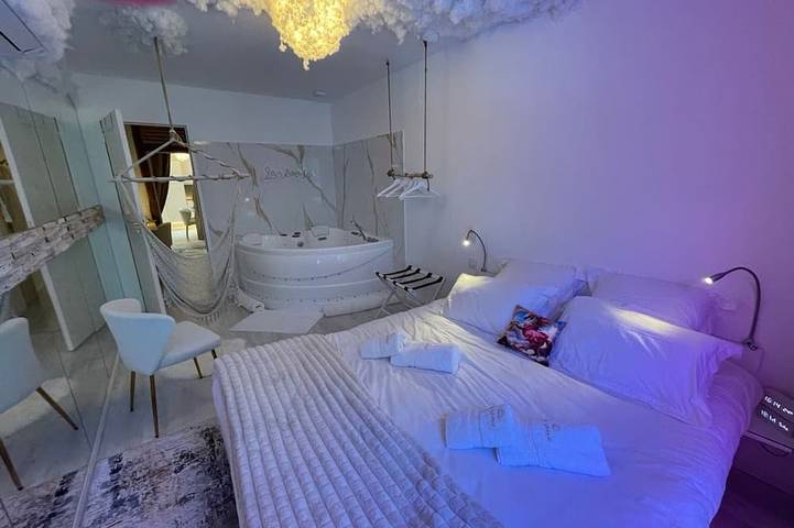 Entire apartment, Apartment with spa and sauna, Vierzon historical center in Vierzon, Vierzon Region
