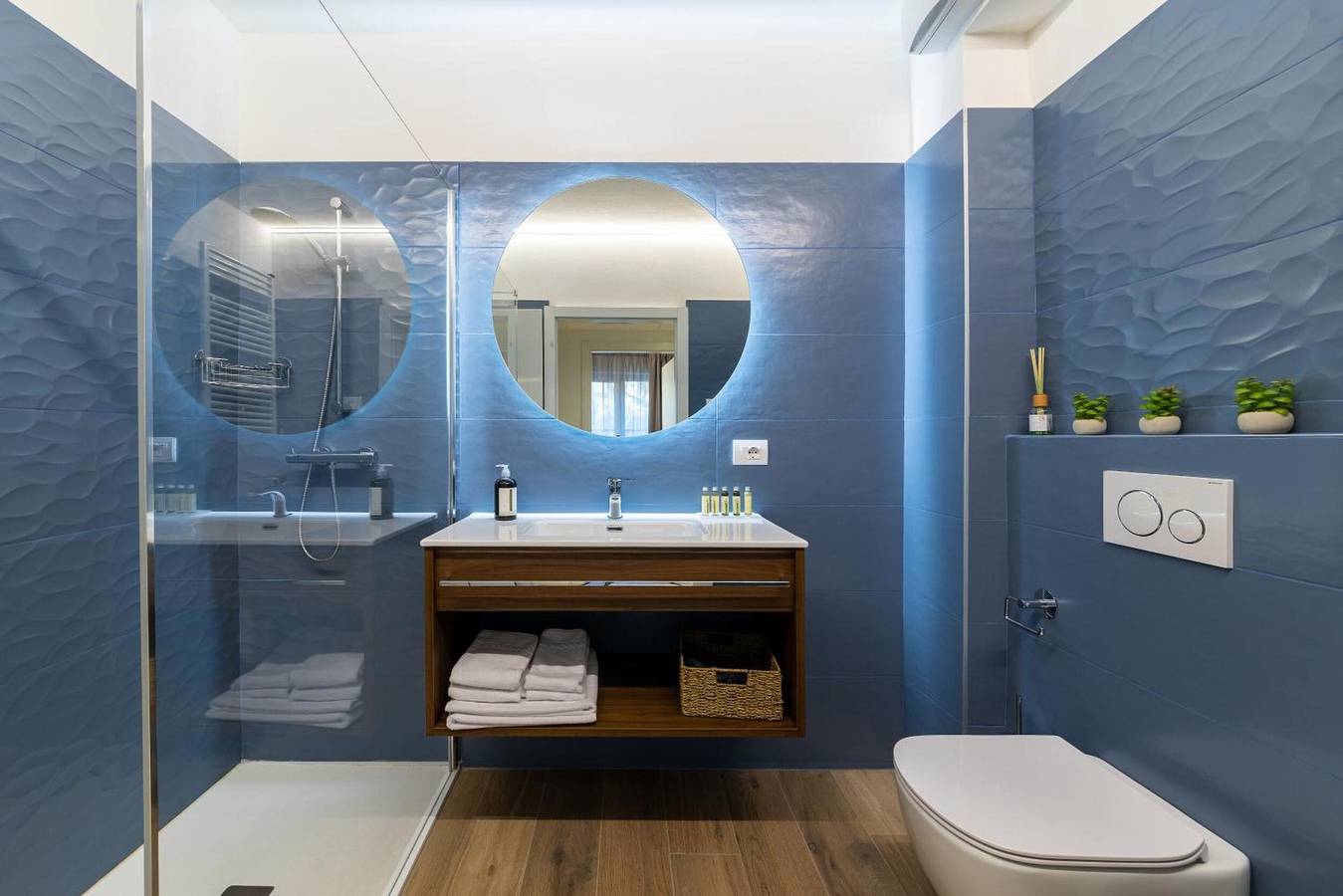 Ganze Wohnung, Apartment 'Boutique Red' mit Balkon, Wlan und Klimaanlage in Nago-Torbole, Gardasee-Berge