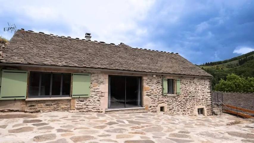 Gîte pour 7 personnes, avec Balcon et Terrasse ainsi que Jardin et Piscine dans Station du Bleymard - Mont Lozère