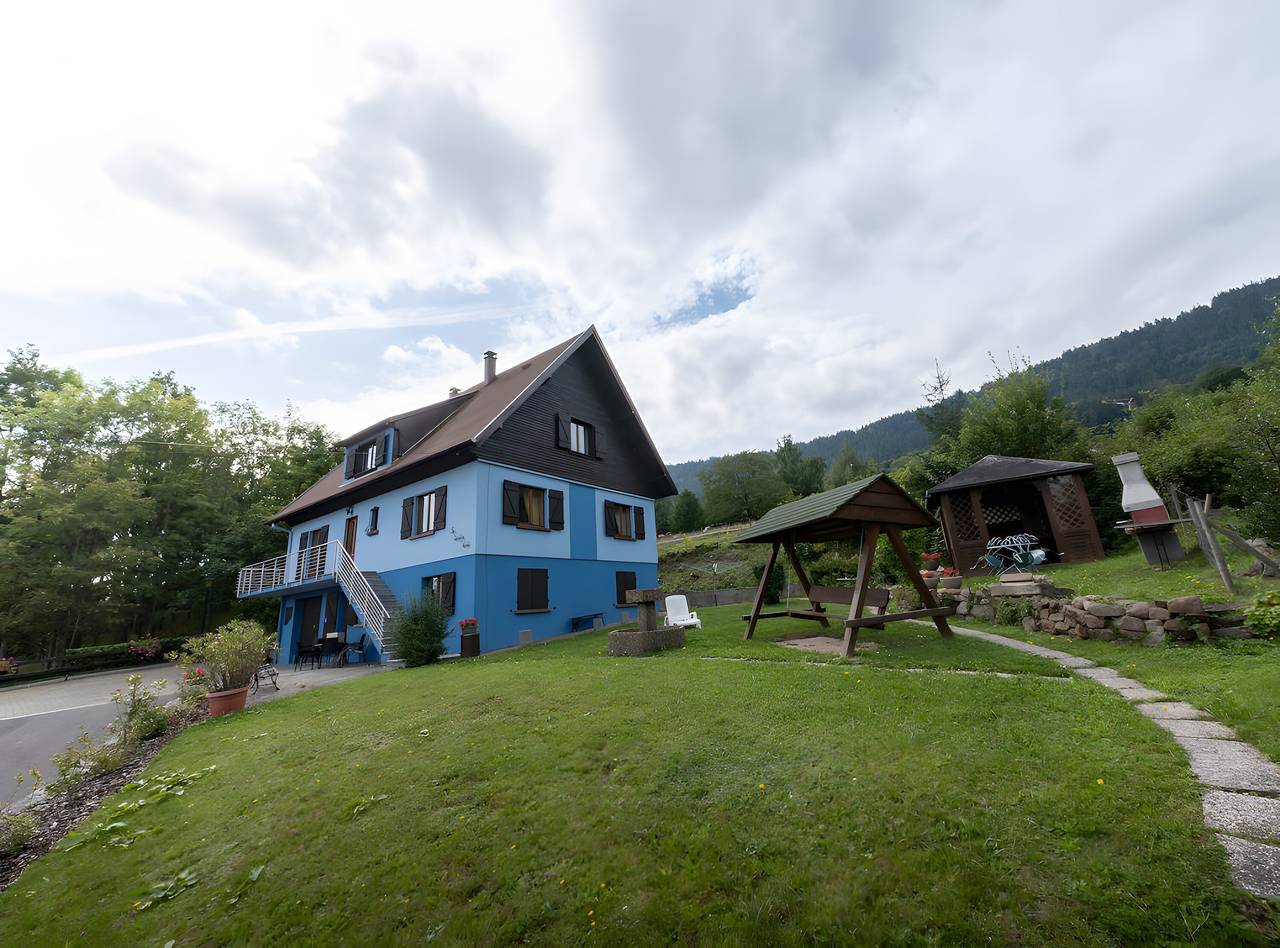 Apartamento entero, Apartamento “Le Sapin - Gîte Les 4 Vents” con vistas a la montaña, jardín compartido y Wi-Fi in Thannenkirch, Parque natural regional de los Ballons des Vosges