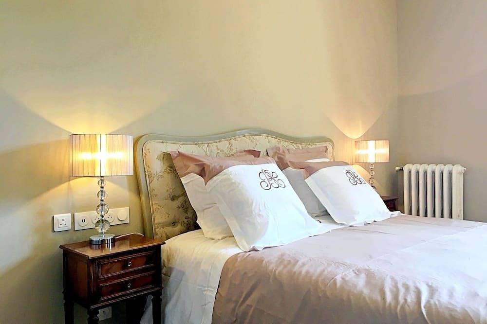 Room 1 King size double bedroom in Jarzé, Région d'Angers