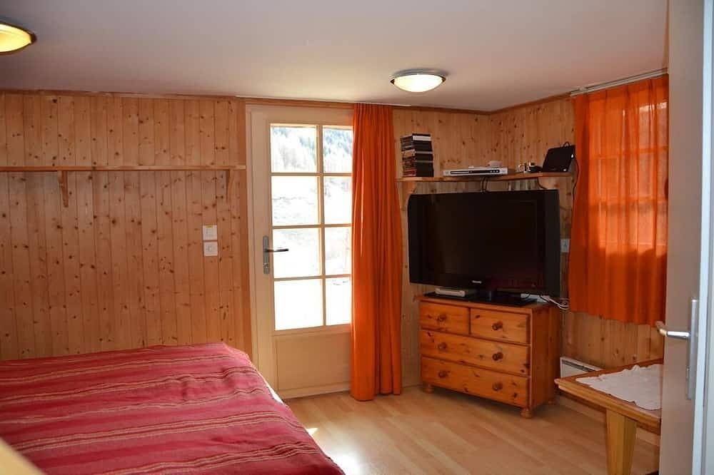 Außen: Mazot auf 2 Stockwerken, für 2-4 Personen, Balkon auf 3 Seiten oben und eine schöne Terrasse in Saint Luc, Anniviers