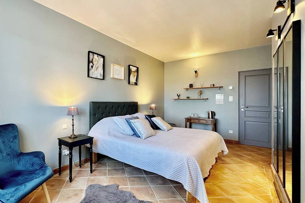 Maison Oléa - \"Élégance\" guest room overlooking the Vézère valley. in Le Bugue, Périgord Noir