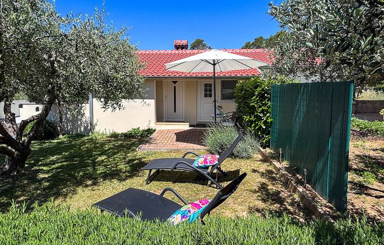 Gemütliche Wohnung mit Terrasse und WLAN, 1 km vom Strand entfernt! in Zadar (Kommun), Zadar