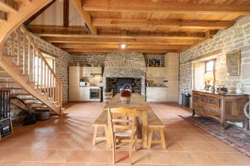 Location de vacances pour 7 personnes, avec jardin et terrasse, animaux acceptés à Chaumeil