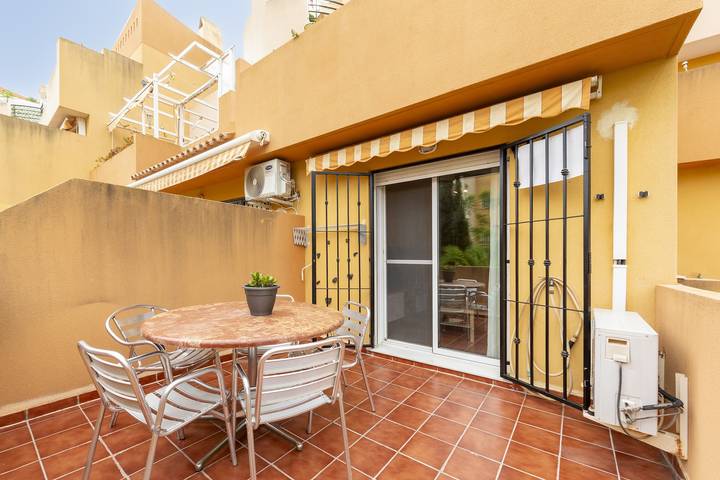 Appartement entier, Appartement 'En Urbanización Nudista' avec piscine partagée, Wi-Fi et climatisation in Playas de Vera, Vera