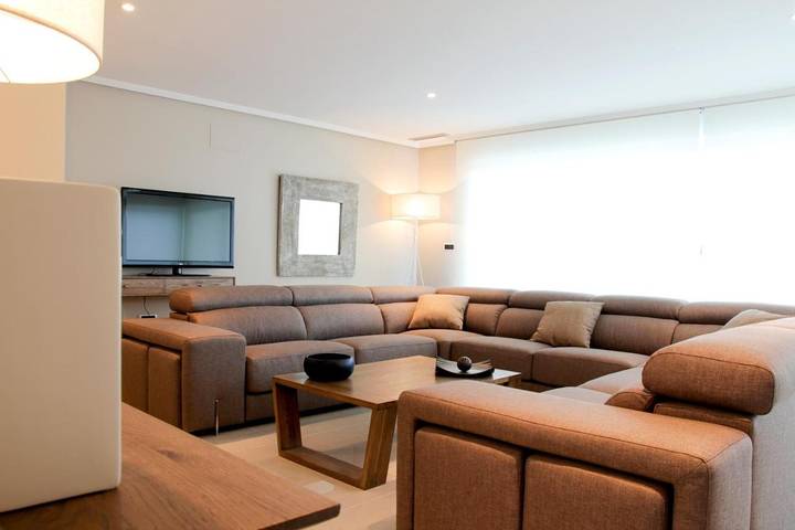 Chalet para 12 personas, con jacuzzi además de piscina y balcón en Marina Baja - 3