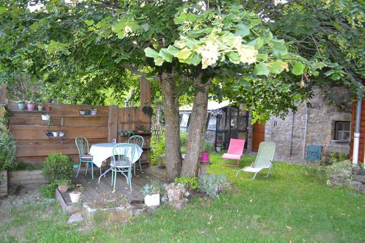 Location de vacances pour 3 personnes, avec piscine ainsi que jardin et vue, adapté aux familles à Égliseneuve-près-Billom