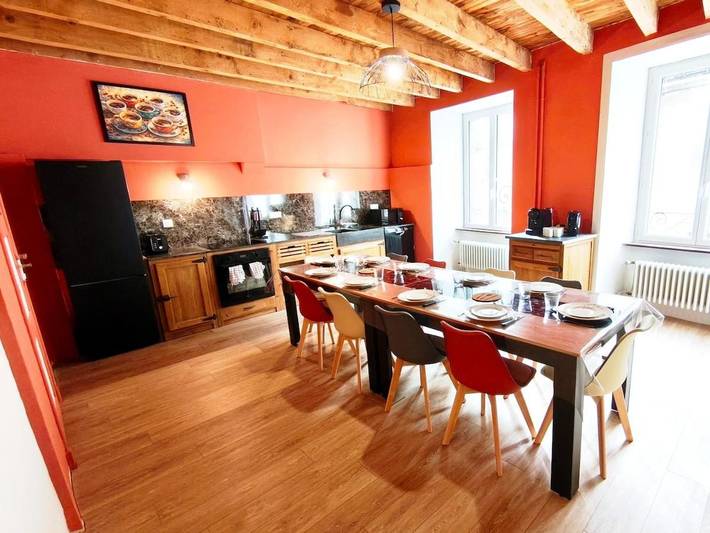 Location de vacances pour 8 personnes, avec jardin dans Office De Tourisme Du Pays De Mauriac - 3