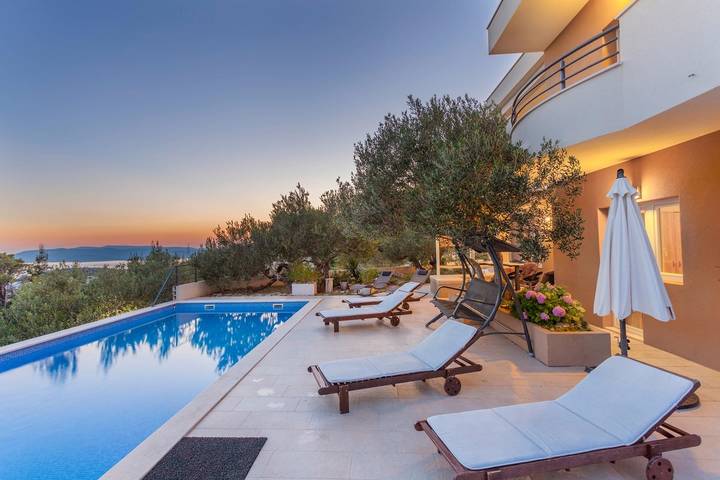 Villa voor 10 personen, with Balkon/Terras and Tuin as well as Zwembad in Makarska