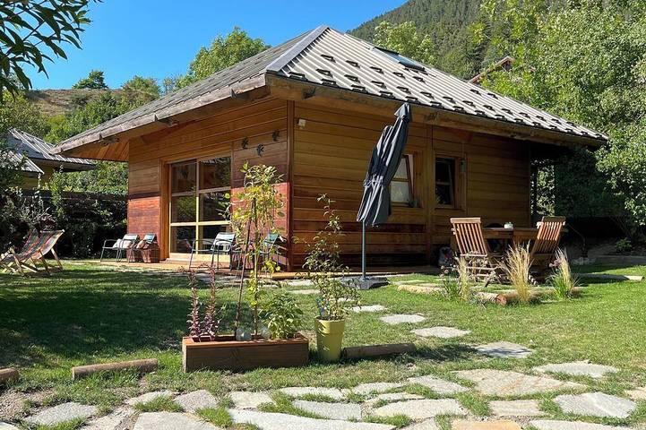 Chalet pour 4 personnes, avec terrasse ainsi que jardin et jacuzzi