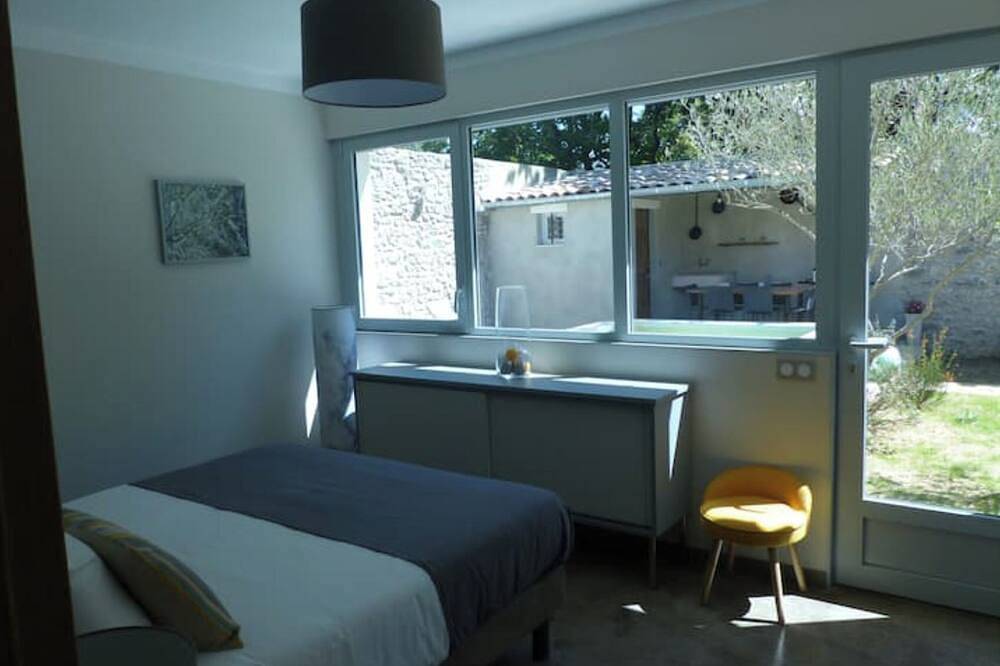 Havre de paix en pleine nature avec piscine et spa privatifs pour 6 personnes in Lussan, Région de Nîmes