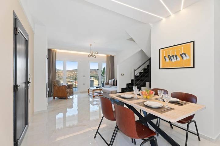 Villa für 4 Personen, mit Balkon und Whirlpool sowie Terrasse und Garten in Aria