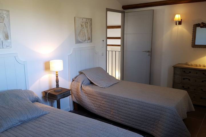 Location de vacances pour 6 personnes, avec jardin et piscine ainsi que terrasse et jacuzzi à Ghisonaccia - 4