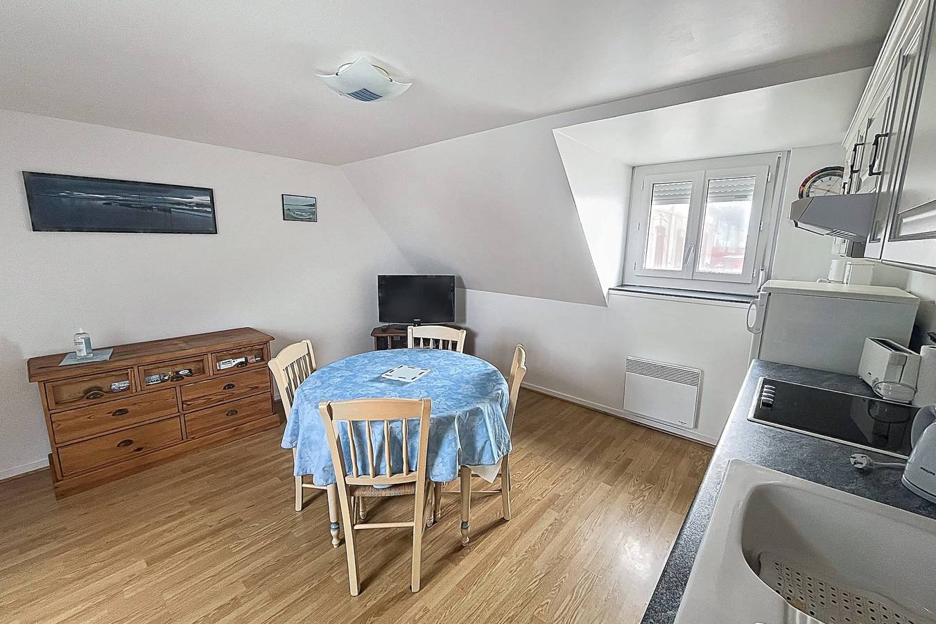 Apartamento entero, Seaside Escape – Charming Apartment in the Heart of Ault in Ault, Región de Abbeville