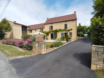 Gîte pour 5 personnes, avec vue ainsi que jardin et piscine à Marnac