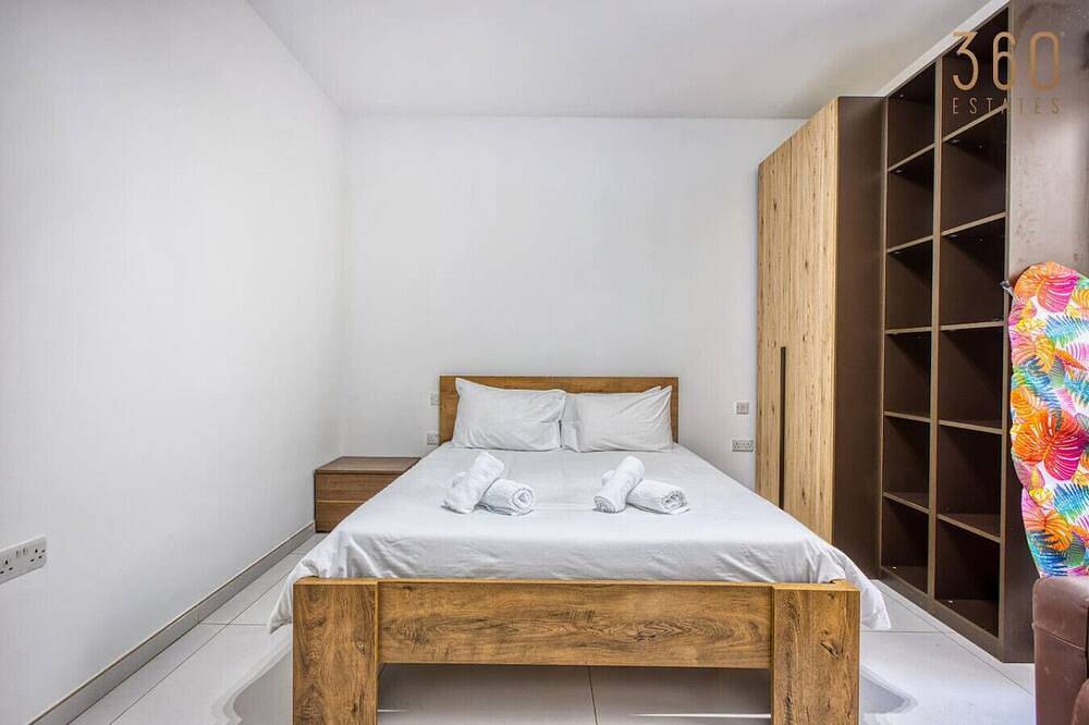 Geheel appartement, Spacious Paceville Apt for Groups, sleeps 10 w/Ac! in Paceville, San Giljan