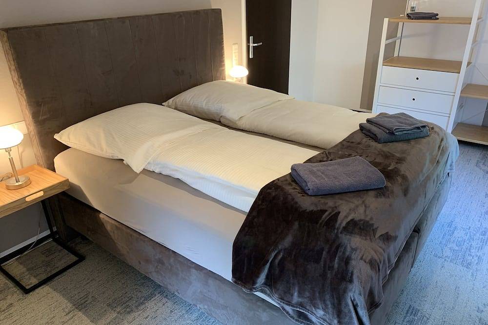 Ganze Wohnung, Grosse Wohnung mit drei Schlafzimmern, Wohnzimmer, Küche, Esszimmer, Garten in Erkrath, Kreis Mettmann