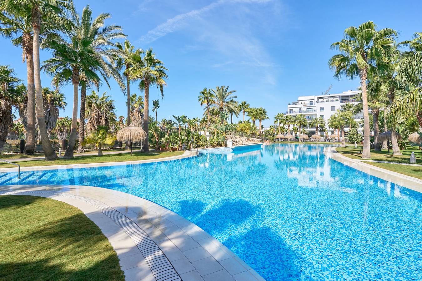 Apartamento entero, Apartamento 'Paraiso Tropical' con vistas al mar, Wi-Fi y aire acondicionado in Playa Granada, Motril