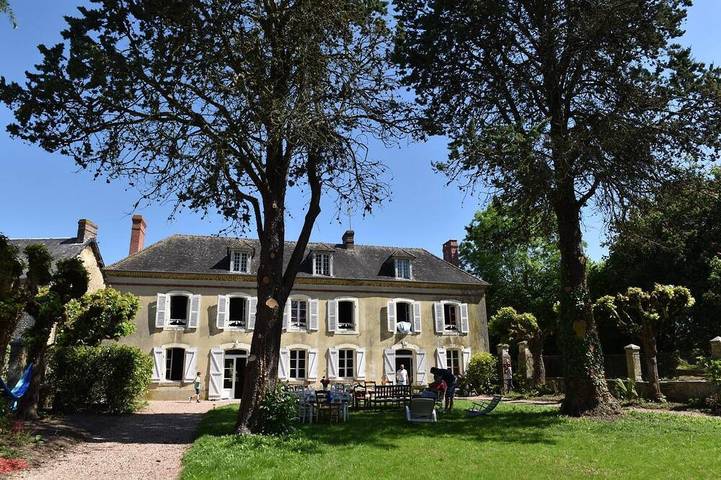 Gîte pour 12 personnes, avec terrasse et jardin dans Sainte-Scolasse-sur-Sarthe