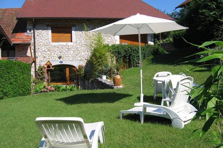 Gîte pour 2 personnes, avec jardin et terrasse à Ruffieux