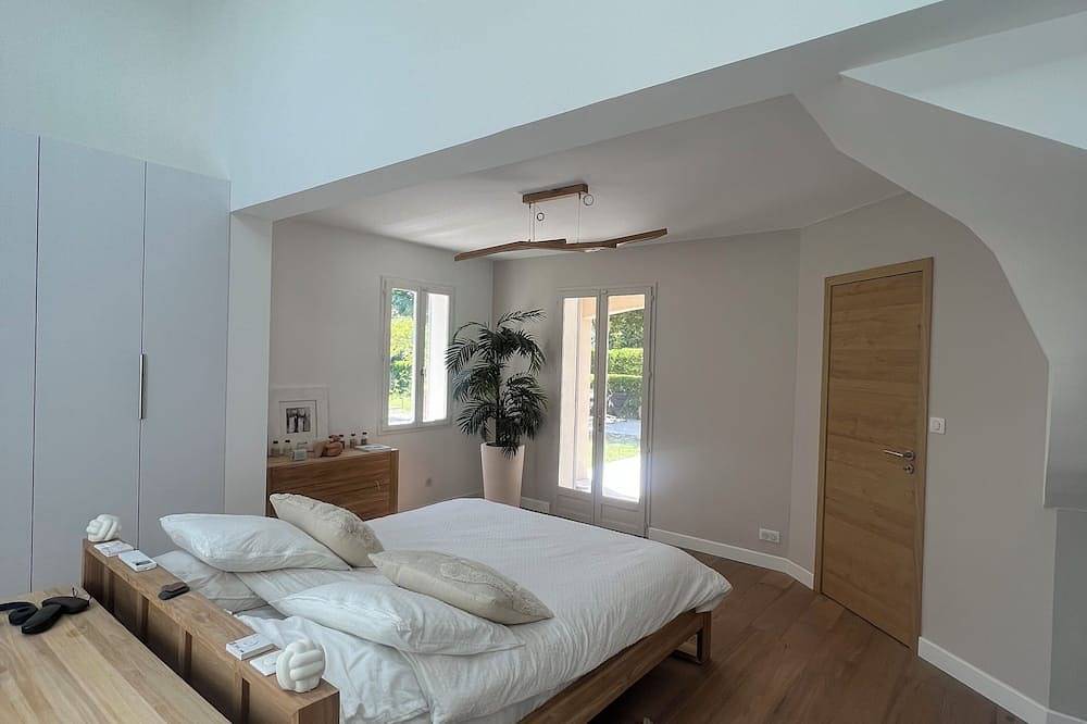 Villa with 2 pools, summer kitchen, well-tended garden, pétanque court in Ceyreste, Marseille region