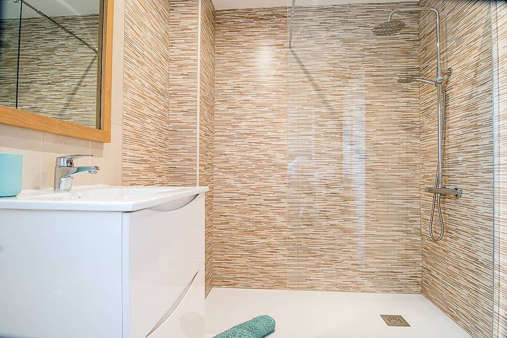 Apartamento entero, Apartamento en planta baja en esquina con terraza y piscina. Vistas al campo de golf y colinas in Golf Resorts Murcia, Murcia 