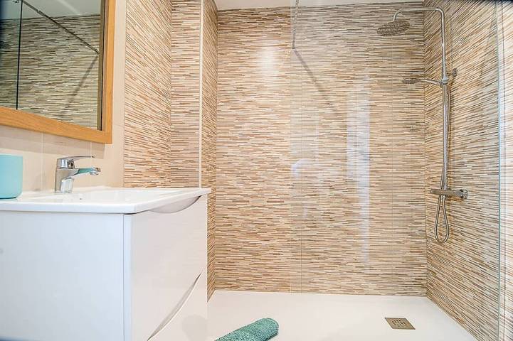 Apartamento entero, Apartamento en planta baja en esquina con terraza y piscina. Vistas al campo de golf y colinas in Murcia , Interior de Murcia