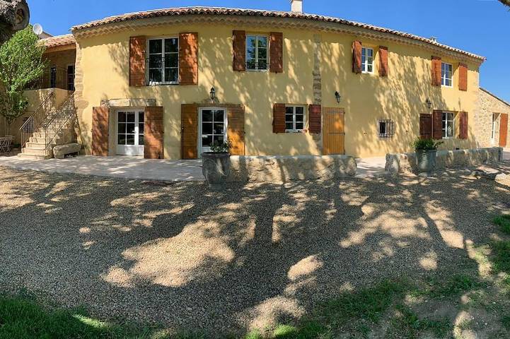 Magnifique  pigeonnier restauré avec Charme dans Mas isolé du 18ème de caractère in Villelaure, Parc naturel régional du Luberon