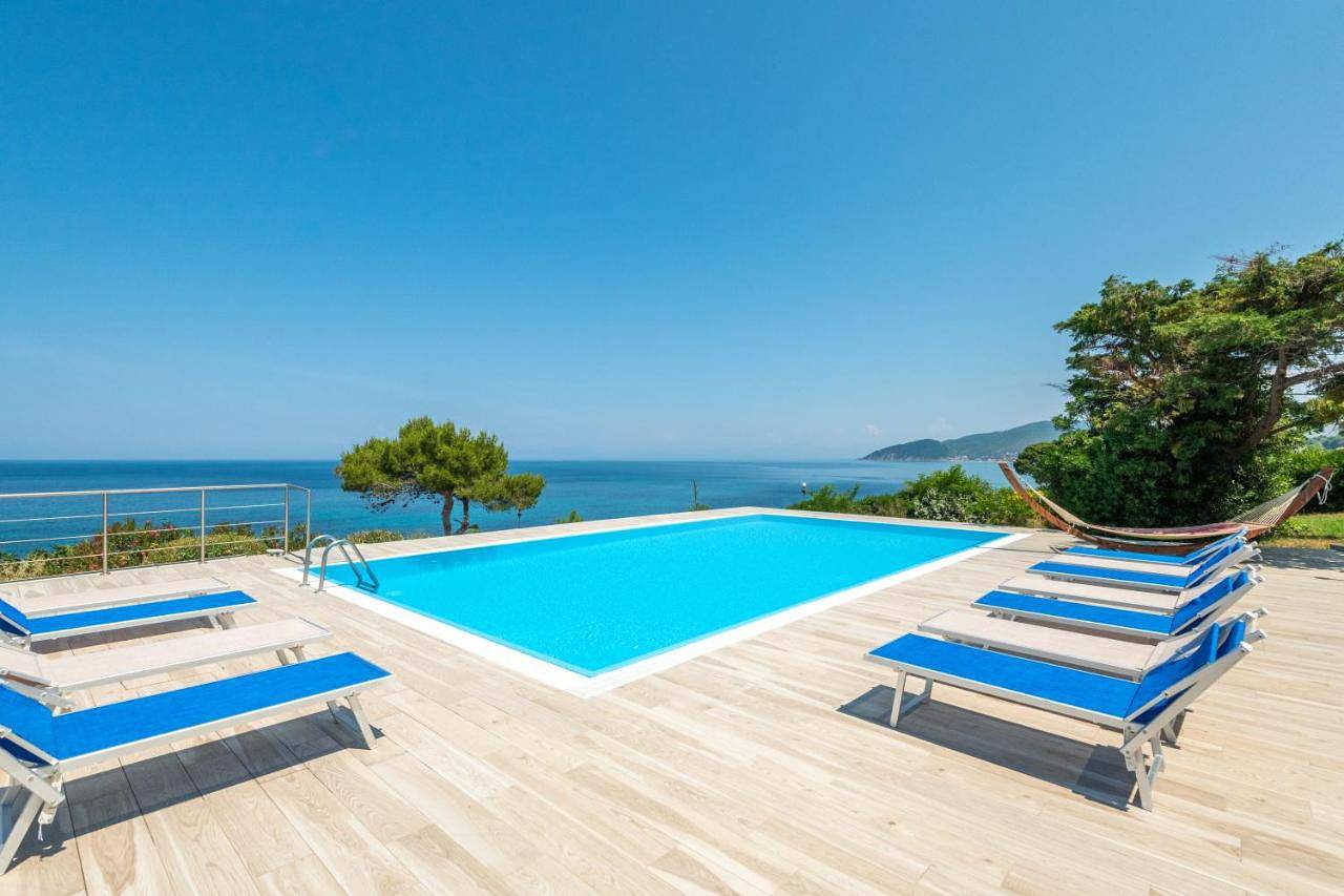 Villa Gioia con piscina sul mare in Spiaggia Pozzillo San Marco (Castellabate), Castellabate