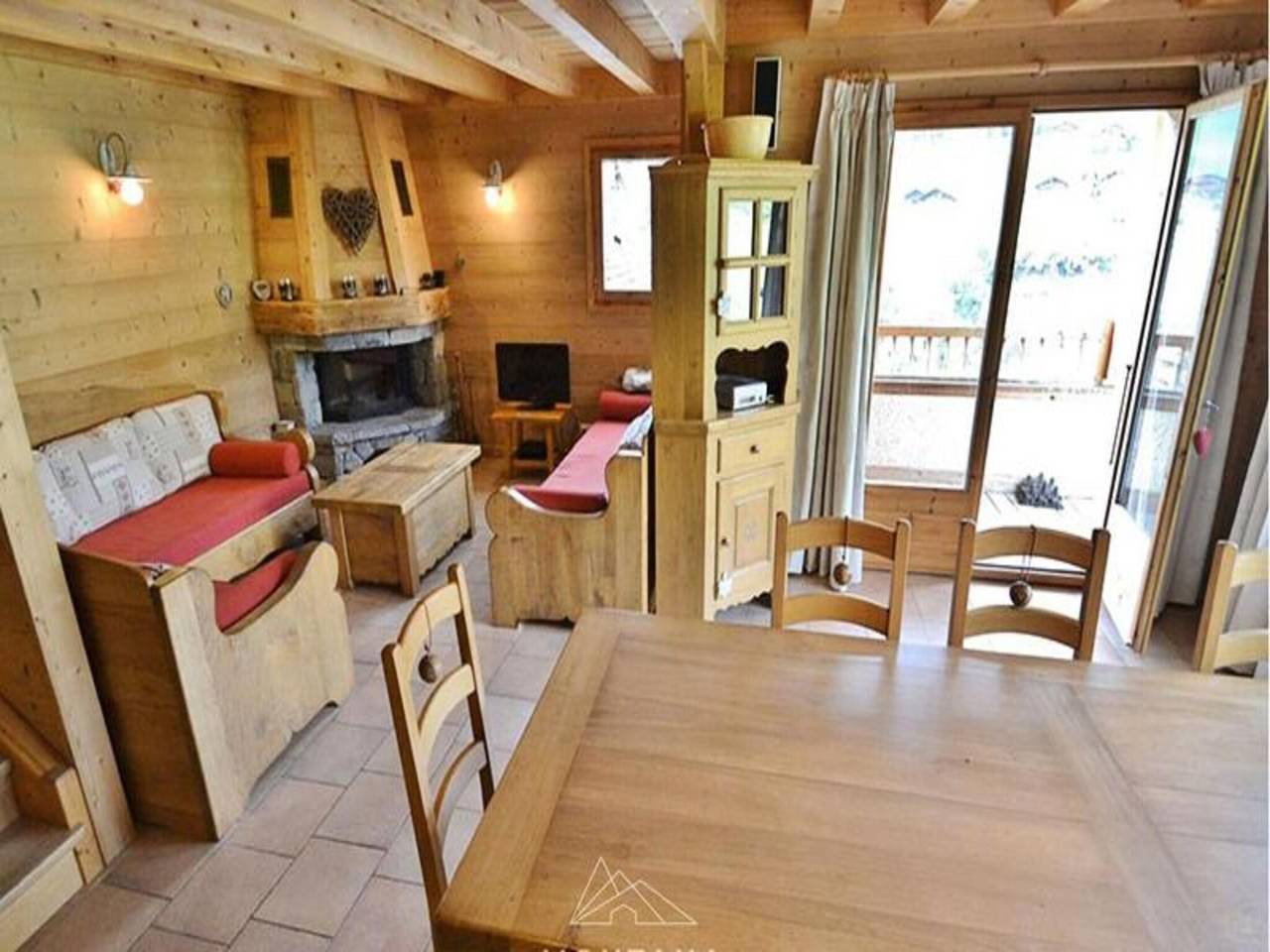 Entire apartment, Chalet Le Trefle in Le Grand-Bornand, Annecy region