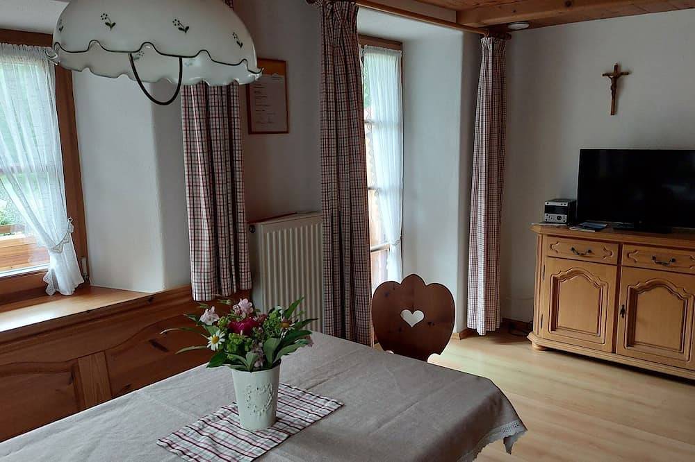 Ganze Wohnung, Ferienwohnung 4, 39 qm, 1 separates Schlafzimmer in Weissbach an der Alpenstrasse, Schneizlreuth