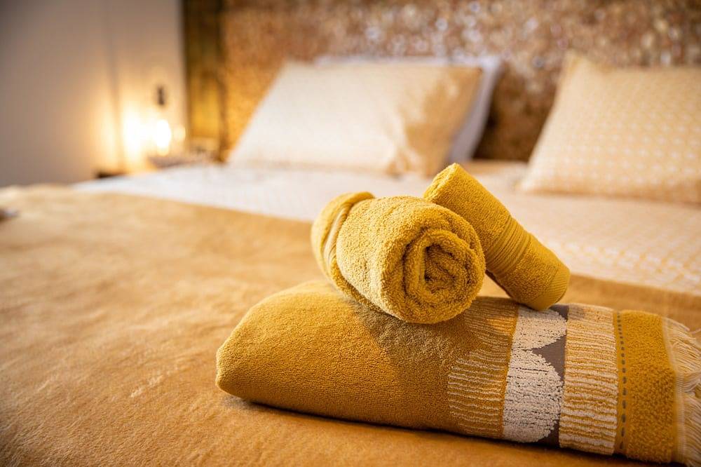Entire apartment, Sandbanks. The Beach House Apartments, central, parking and walk to the beach in Eastbourne, East Sussex