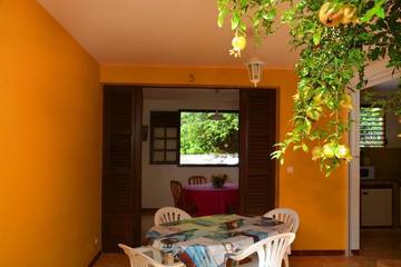 Bungalow pour 2 personnes, avec terrasse ainsi que jardin et vue en Martinique