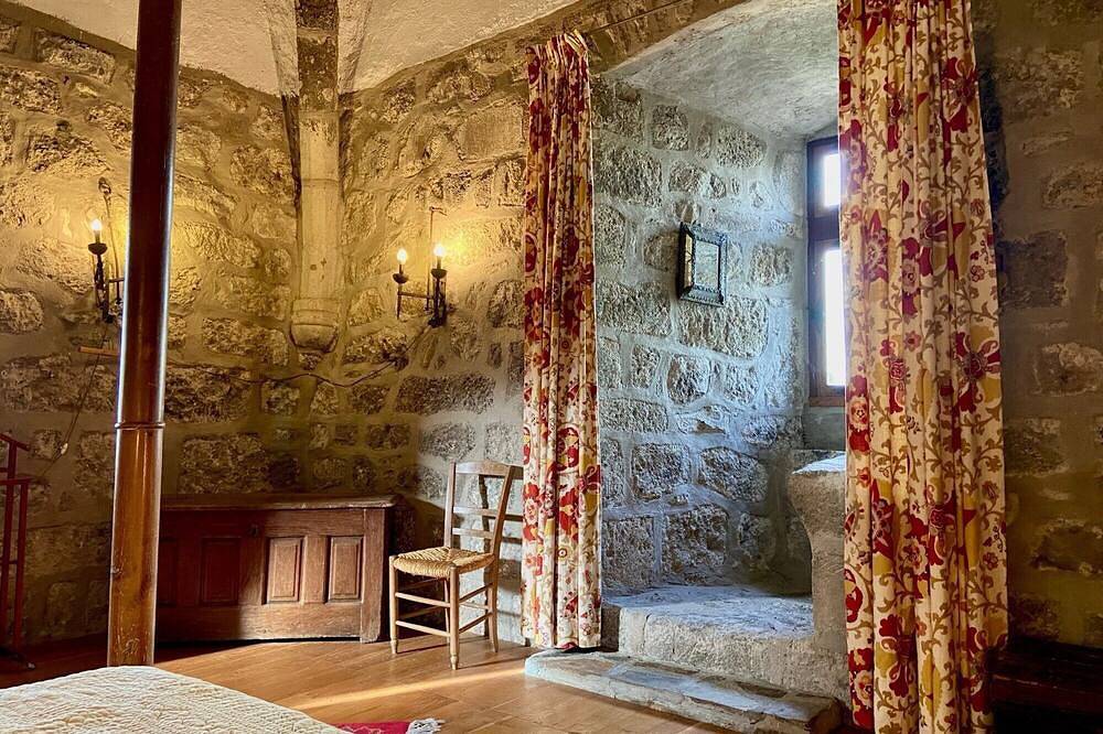 Chambre d’hôtes « Baldaquin et Salle de Garde » in Saint-Martin-sous-Vigouroux, Région de Saint-Flour