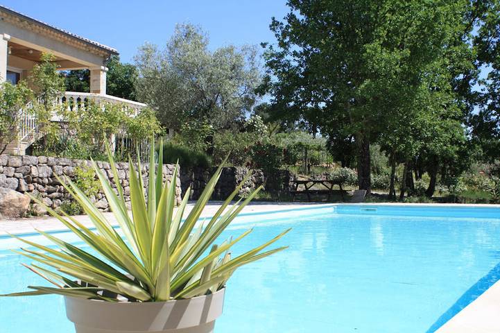 Gîte pour 4 personnes, avec piscine ainsi que jardin et balcon