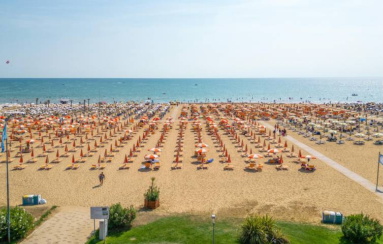 Appartement de vacances entier, Appartement en bord de mer avec piscine, climatisation, terrasse et parking in Bibione, San Michele al Tagliamento