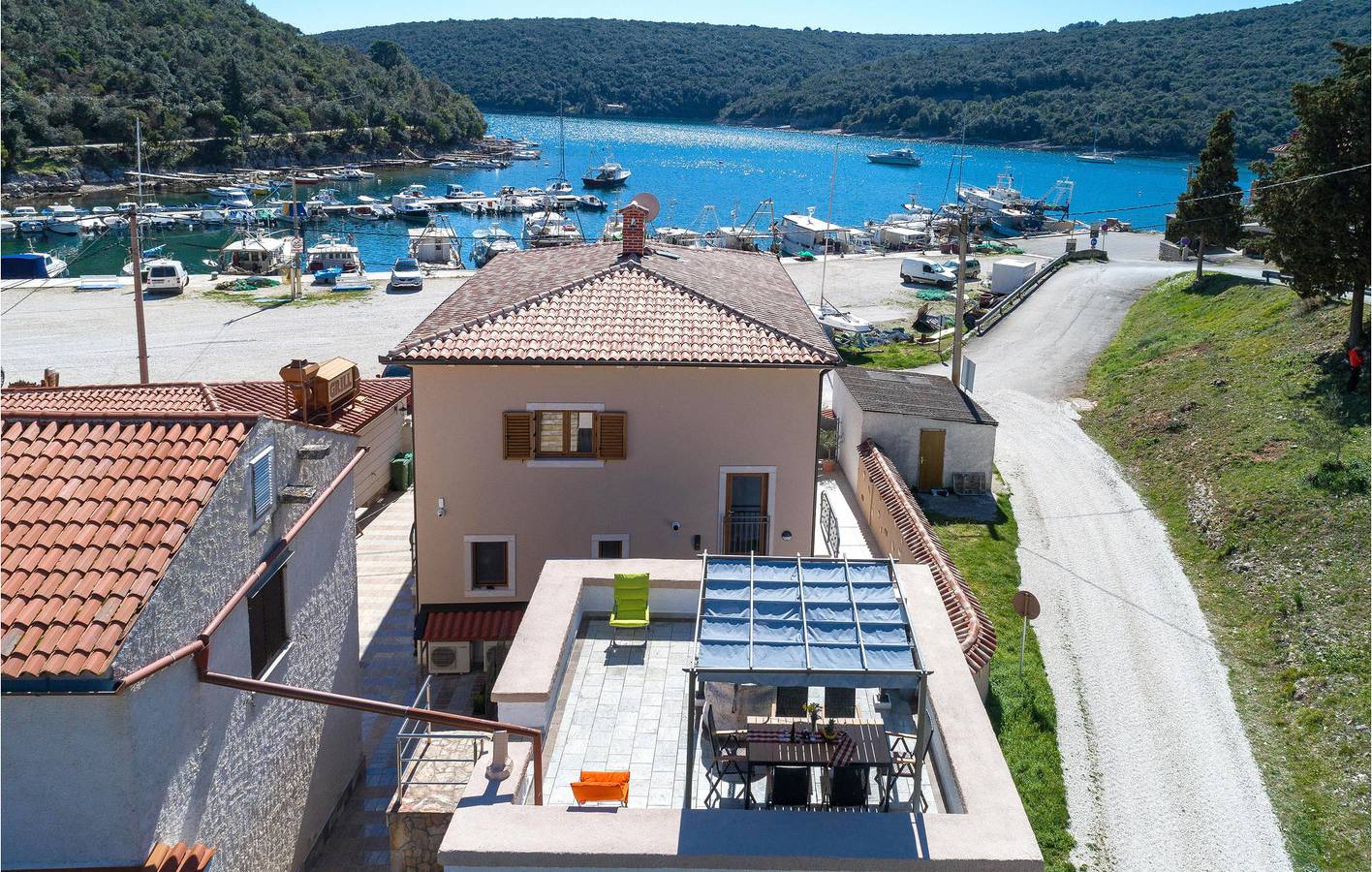 Gemütlich, 2 km vom Strand entfernt: Moderne 2-Zimmer-Wohnung mit WLAN, Klimaanlage, Parkplatz und Terrasse in Marčana, Südküste Istrien