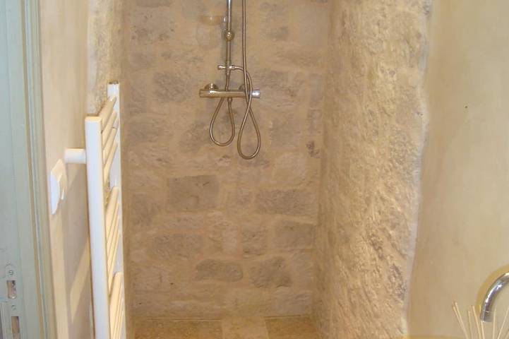 Gîte pour 2 personnes, avec jacuzzi et piscine ainsi que jardin et sauna à Trets - 4