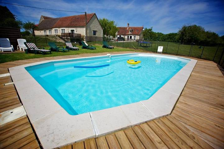 Gîte pour 4 personnes, avec vue ainsi que jardin et piscine, adapté aux familles à Bridoré