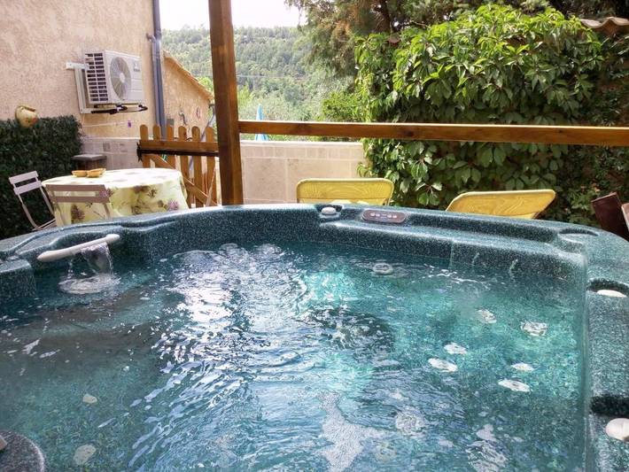 Maison de vacances pour 2 personnes, avec Jacuzzi et Terrasse ainsi que Jardin et Vue dans Gorges de l’Ardèche