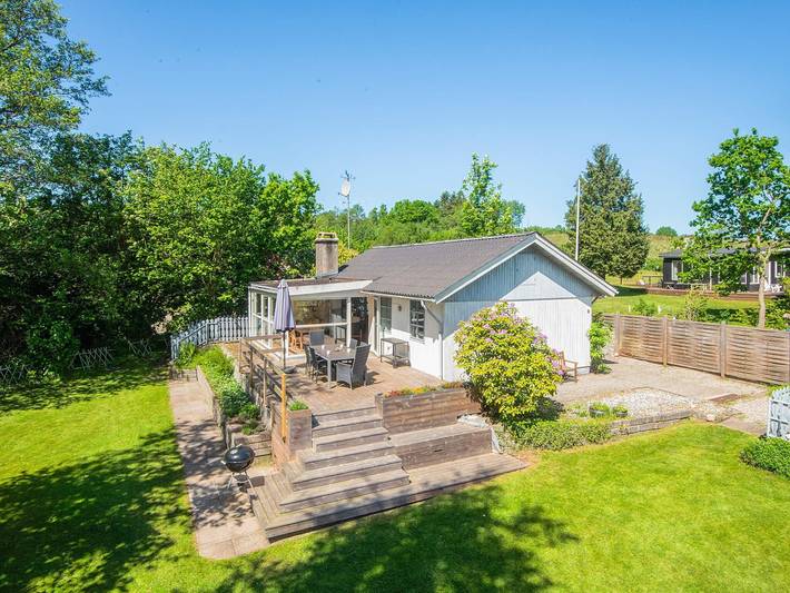 Ferieudlejning for 6 personer, med Terrasse og Have i Hvidbjerg Strand