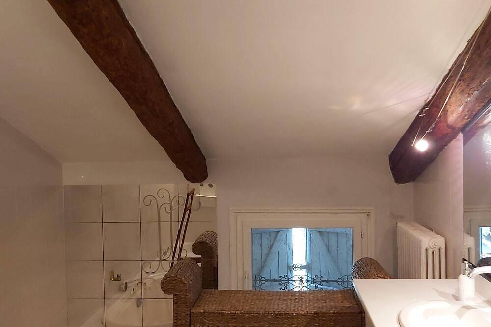 Charmant Mas  de campagne Provençal en pierres avec piscine privée in Orange, Vaucluse