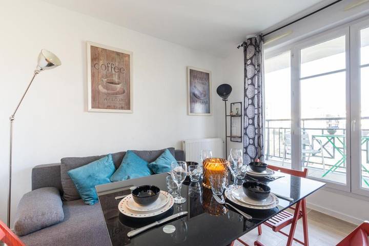 Appartement entier, Apartment with Terrace in Bussy-Saint-Georges, Seine-et-Marne