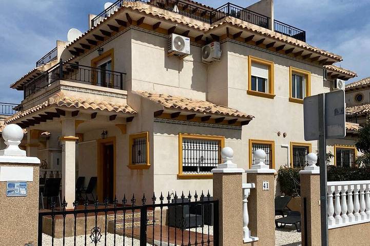 Holiday rental for 4 people, with pool and balcony as well as garden in La Zenia